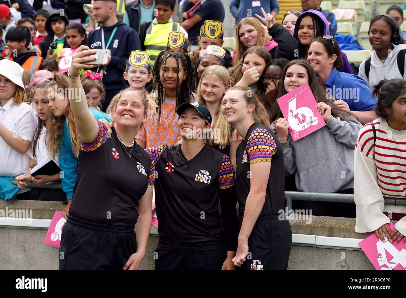 Abigail Freeborn, Katie George und Grace Potts (links-rechts) von Central Sparks posieren während des Spiels zum Charlotte Edwards Cup in Edgbaston, Birmingham, für ein Selfie mit Fans. Foto: Dienstag, 23. Mai 2023. Stockfoto