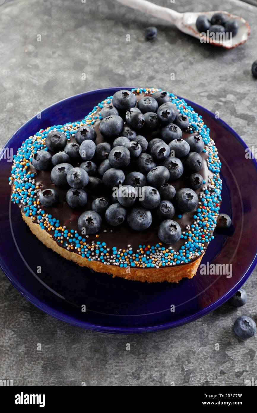 Herzförmiger Kuchen mit Blaubeeren Stockfoto