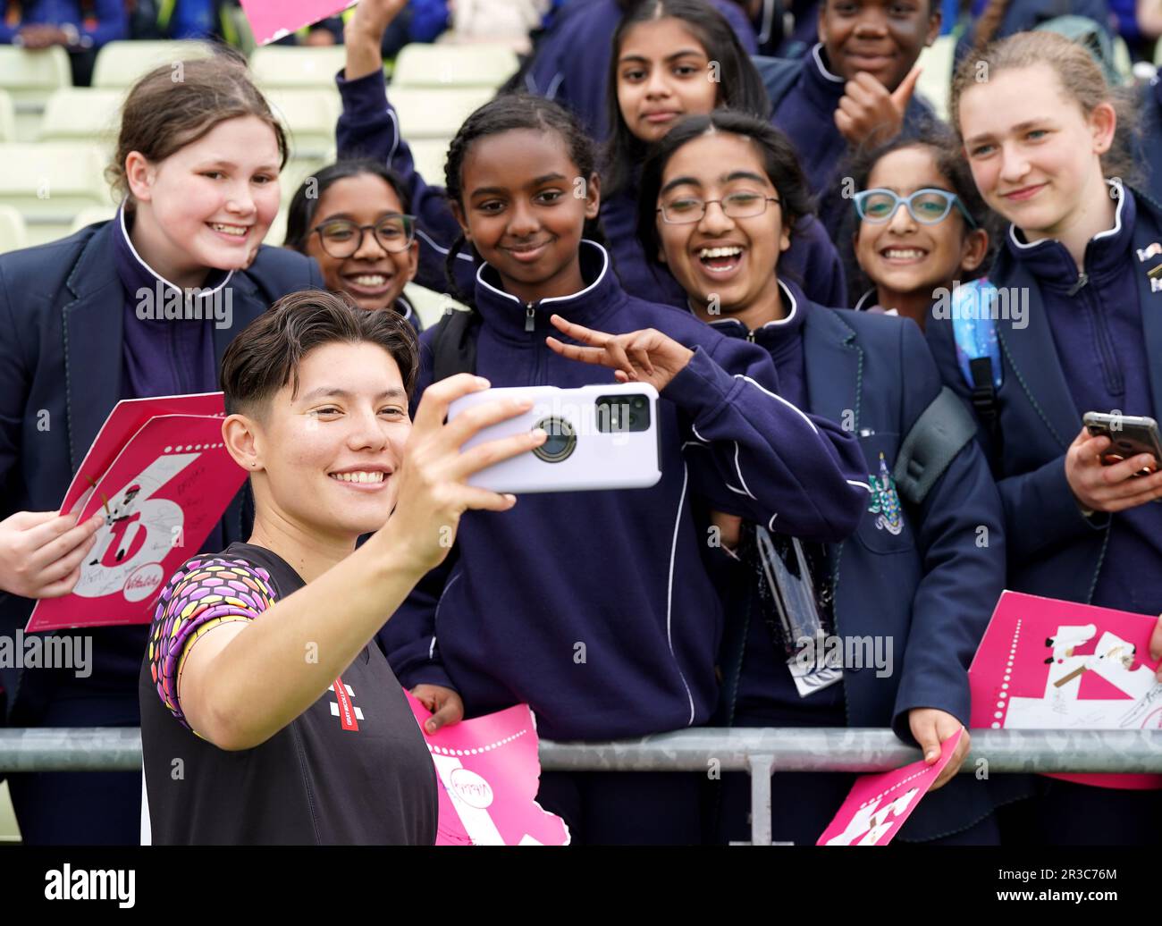 Issy Wong von Central Sparks posiert für ein Selfie mit Fans während des Charlotte Edwards Cup-Spiels in Edgbaston, Birmingham. Foto: Dienstag, 23. Mai 2023. Stockfoto