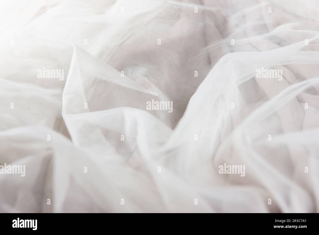 Strukturierter Hintergrund aus Chiffon Tulle. Stoffstruktur mit Plisseedetail. Klappentuch aus Plisseetockstoff Stockfoto