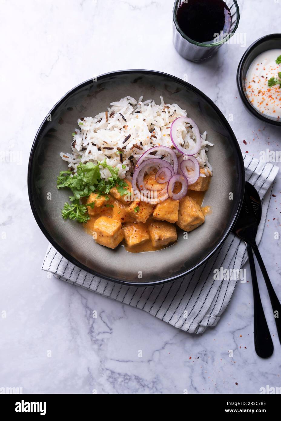 Veganer Tofu Tikka Masala mit Basmati-Wildreis-Mischung Stockfoto