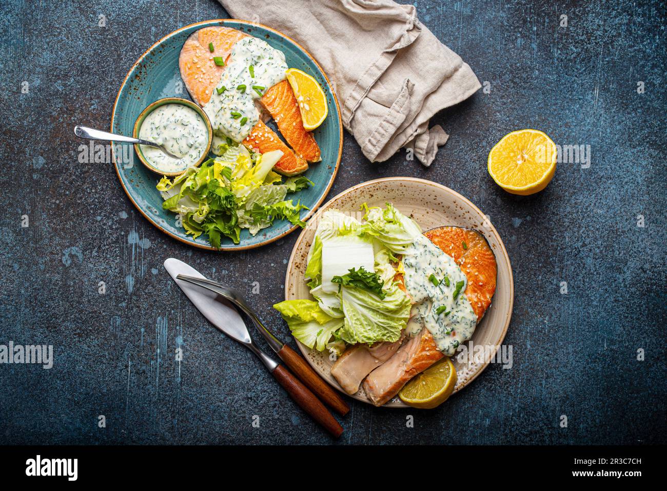 Gesundes Essen gegrillte Lachssteaks mit Dillsauce und Salatblättern Stockfoto