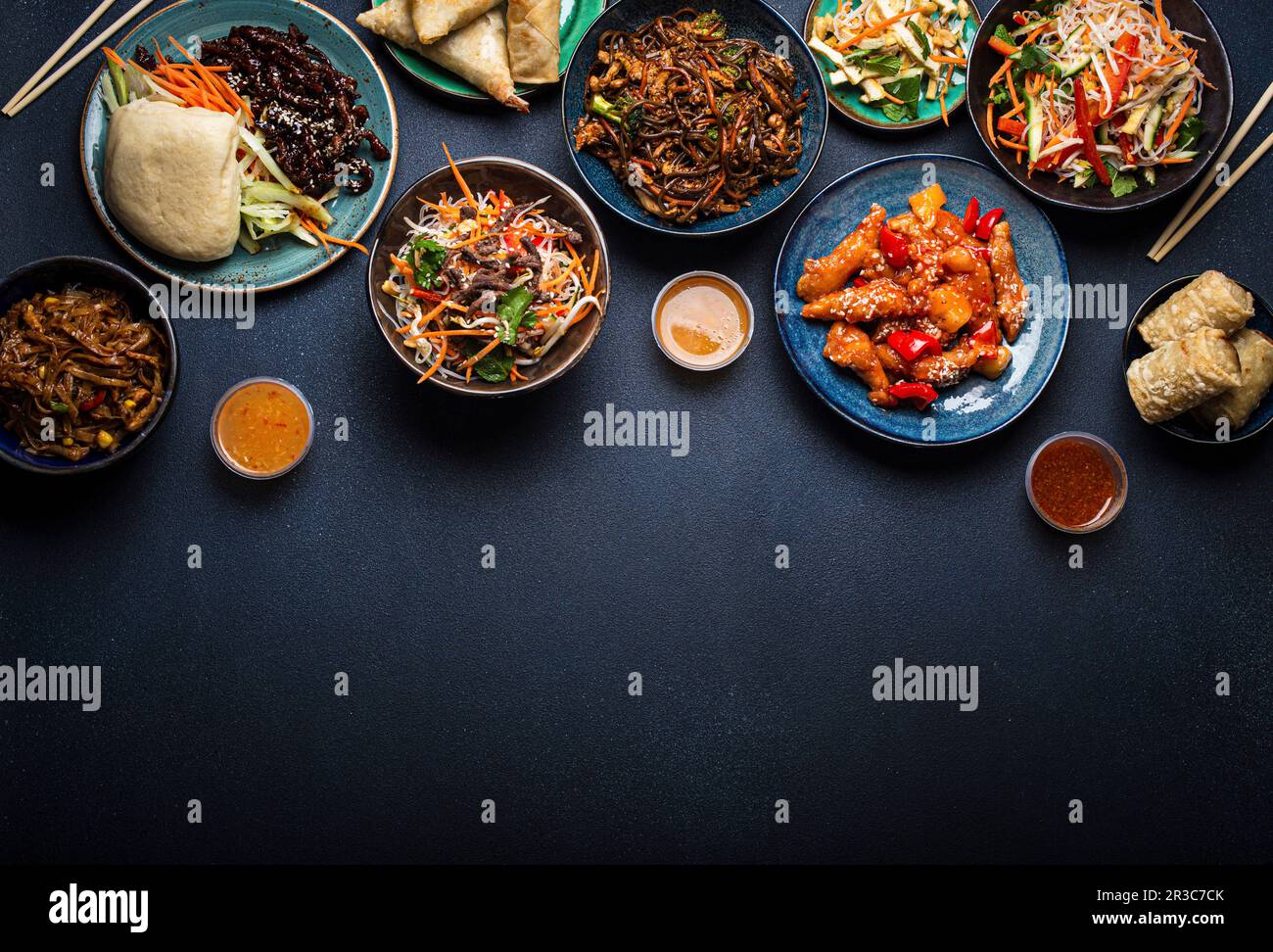 Set chinesischer Gerichte auf dem Tisch Stockfoto