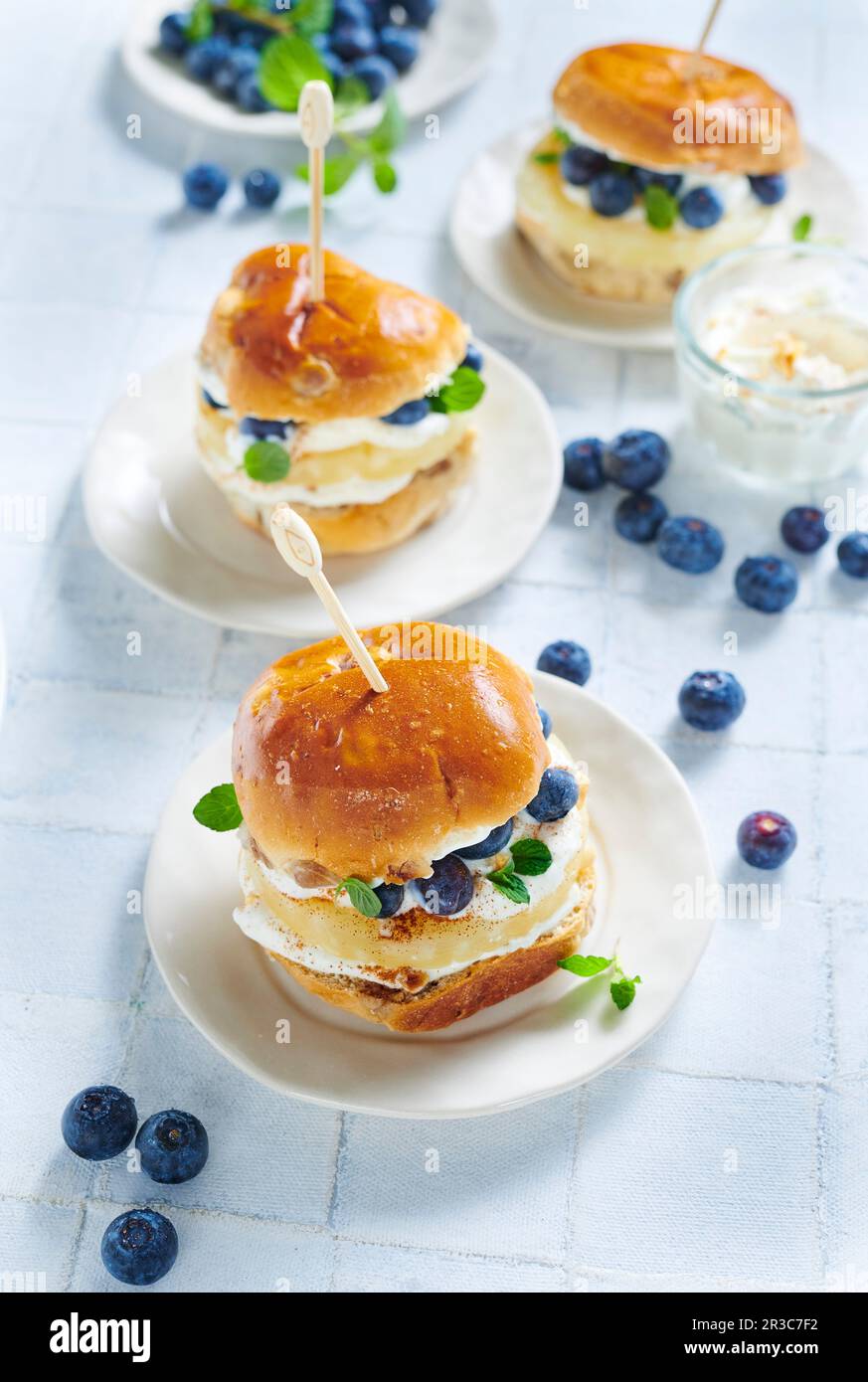 Süße Mini-Burger mit frischen Blaubeeren, Quark und Ananas Stockfoto