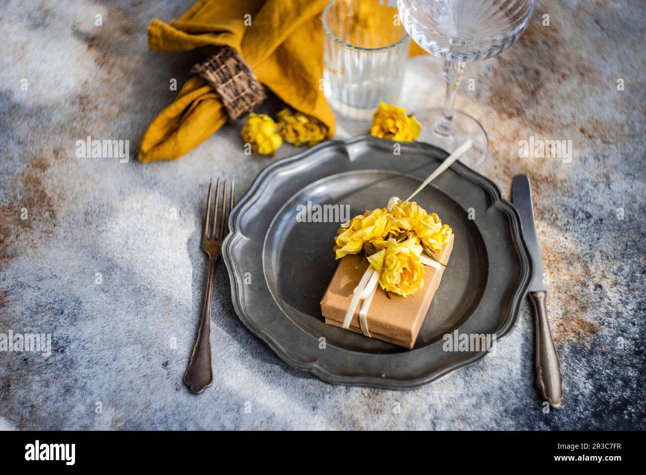 Platzieren Sie die Einstellung mit trockenen Rosenblumen auf Betonhintergrund Stockfoto