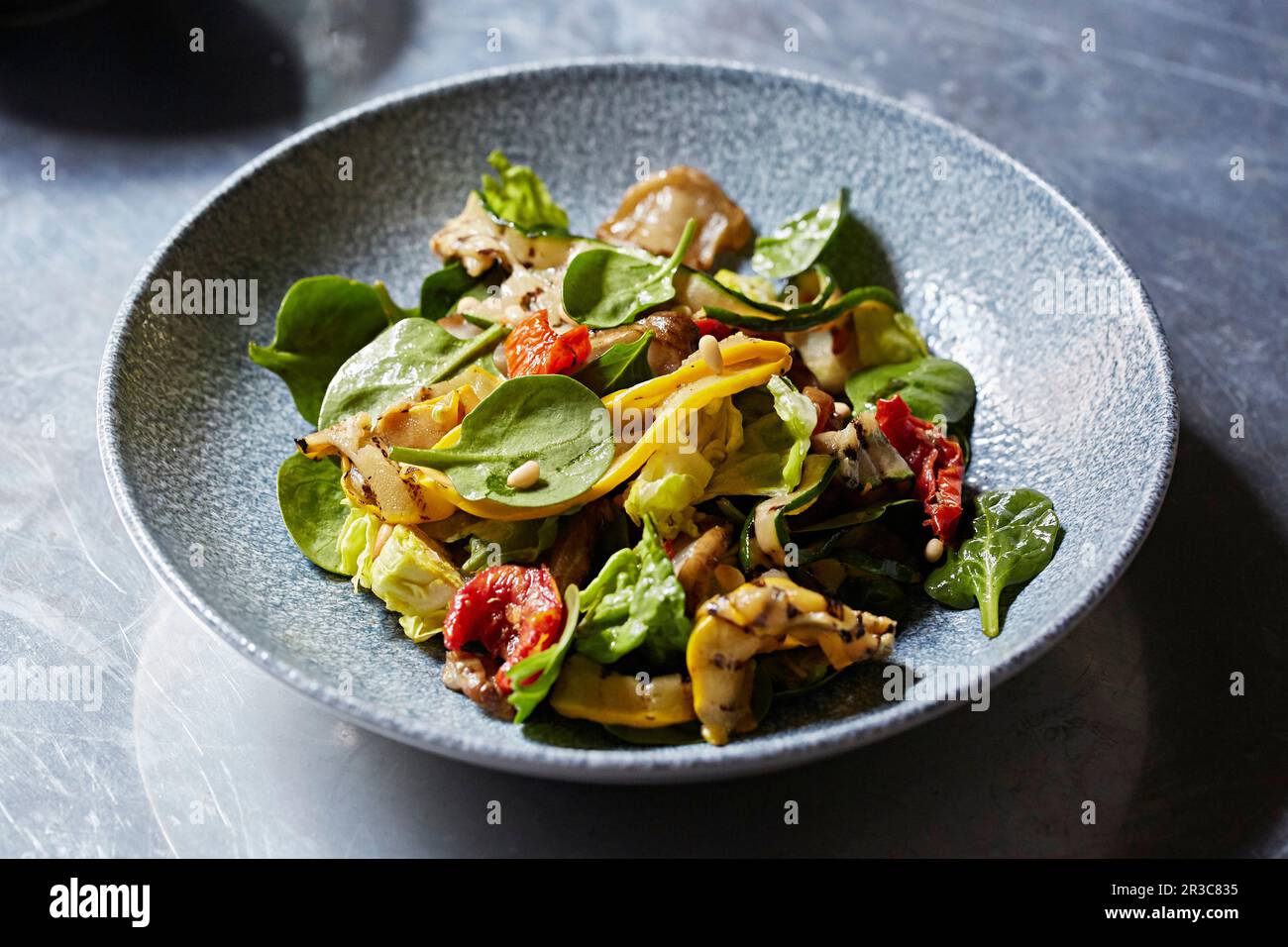 Spinatsalat mit geröstetem Gemüse Stockfoto