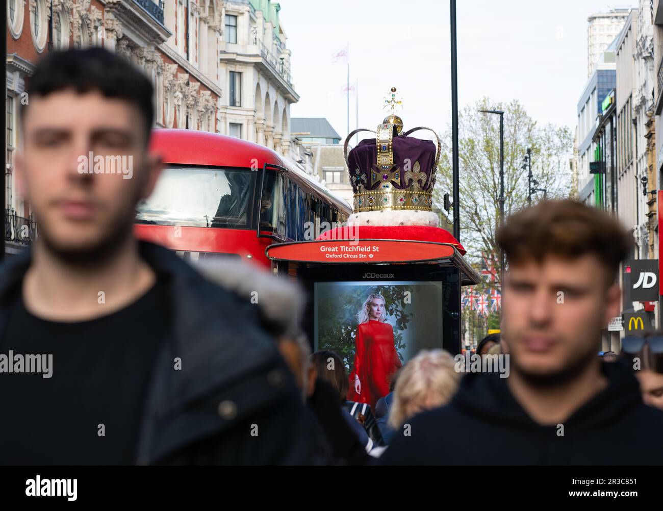 TFL-Kronen-Aktivierungen. Crowned Bus hält. Bushaltestellen auf der Oxford Street, London W1. 2. Mai 2023. Stockfoto