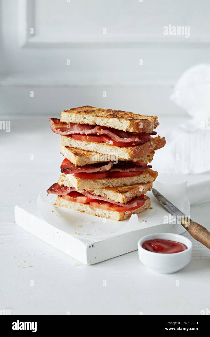 Gegrilltes Sandwich mit Speck und Tomaten Stockfoto