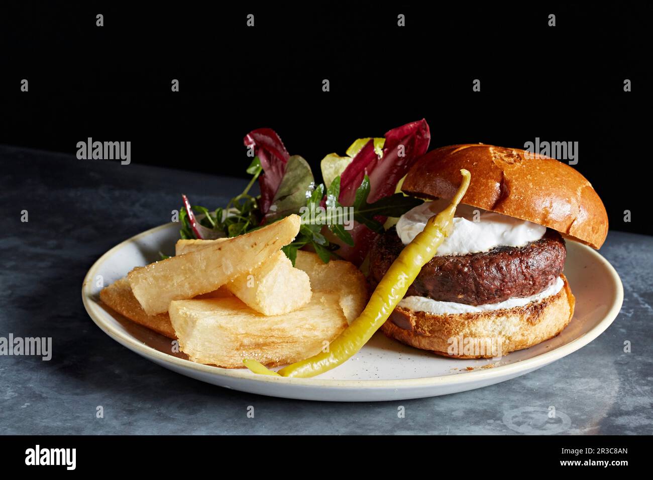 Rinderburger mit Chips und Gurken Stockfoto