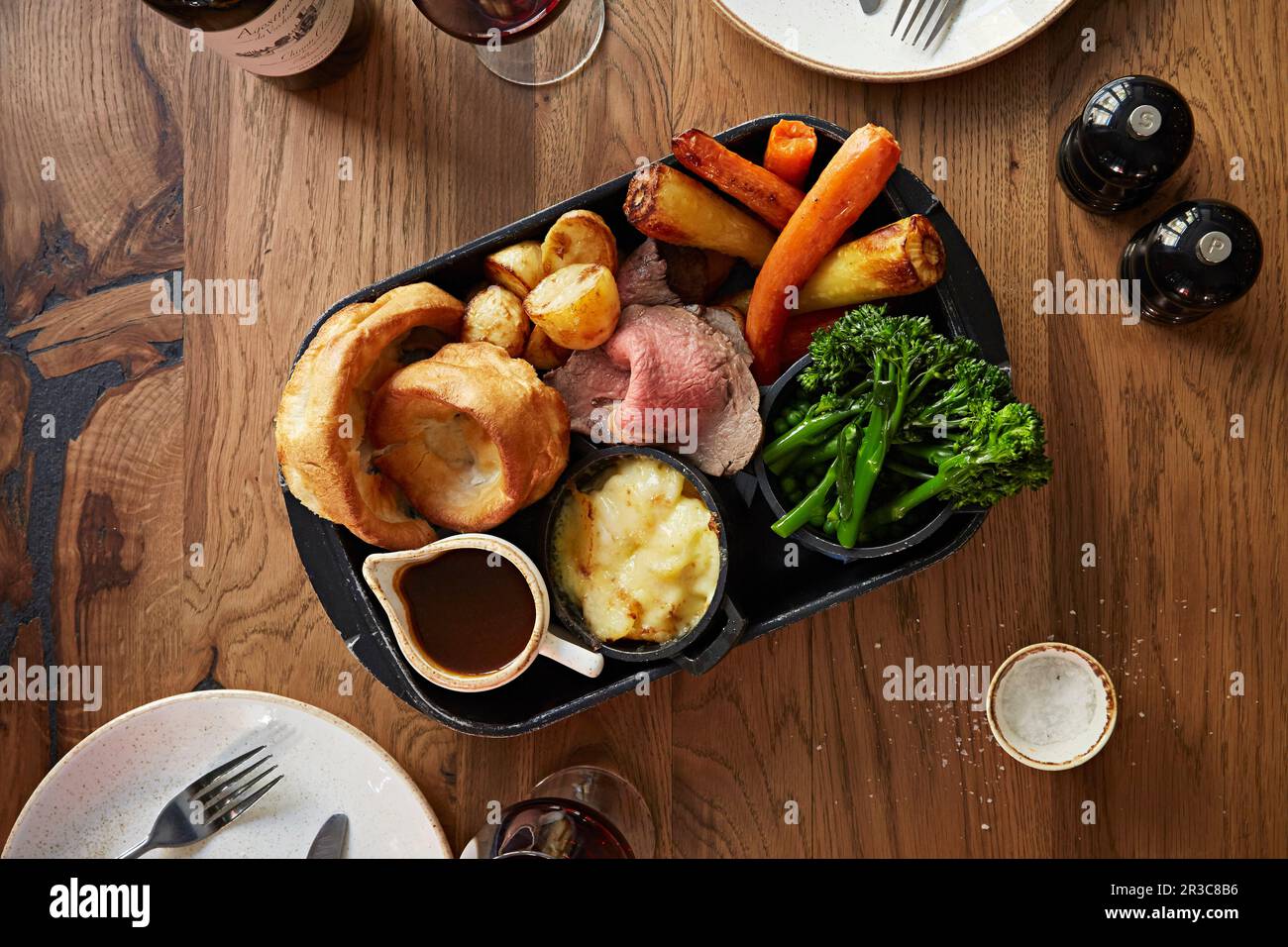 Roastbeef mit Yorkshire Pudding und Gemüse (England) Stockfoto