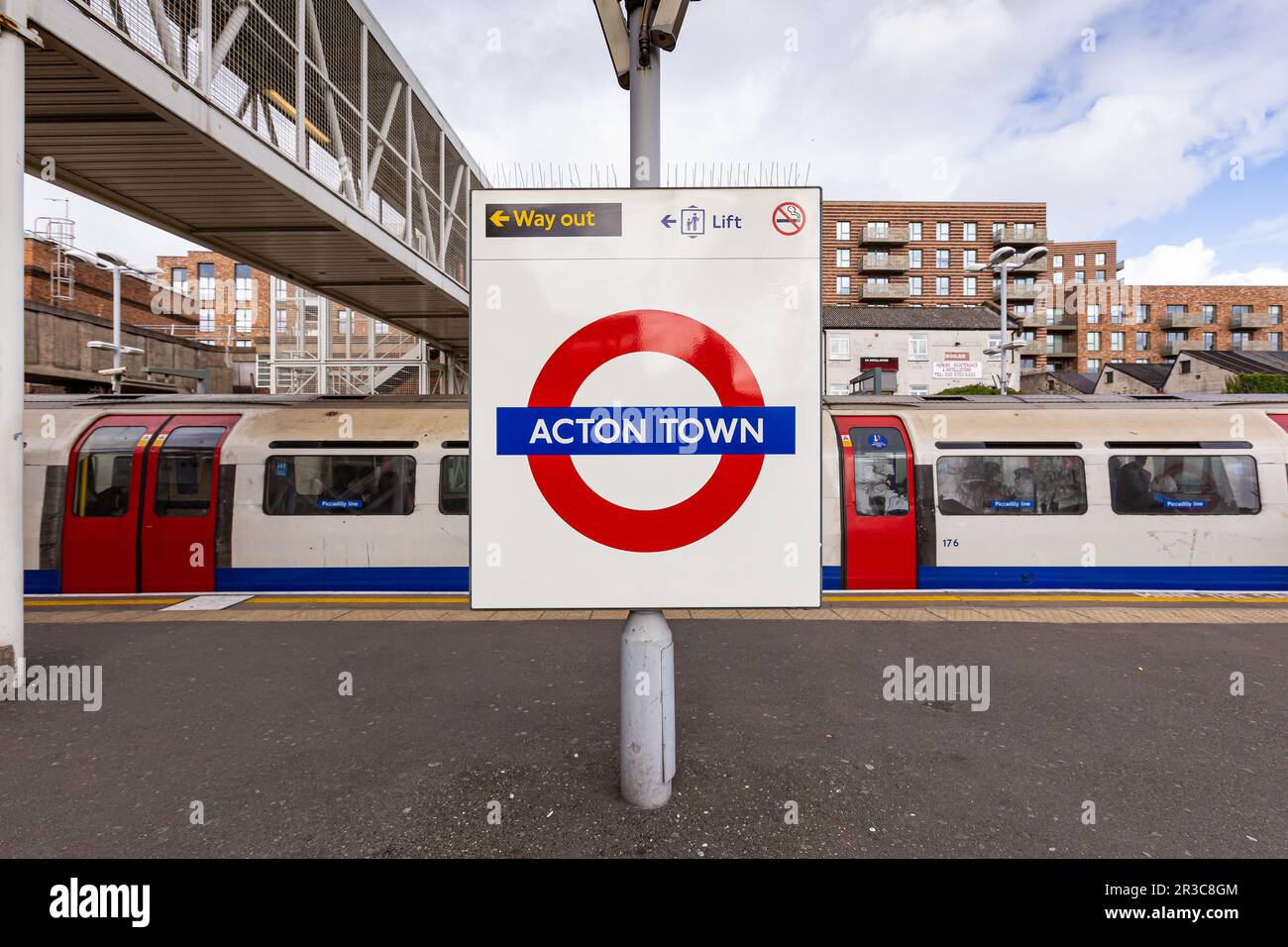 Acton Town Roundel Stockfoto