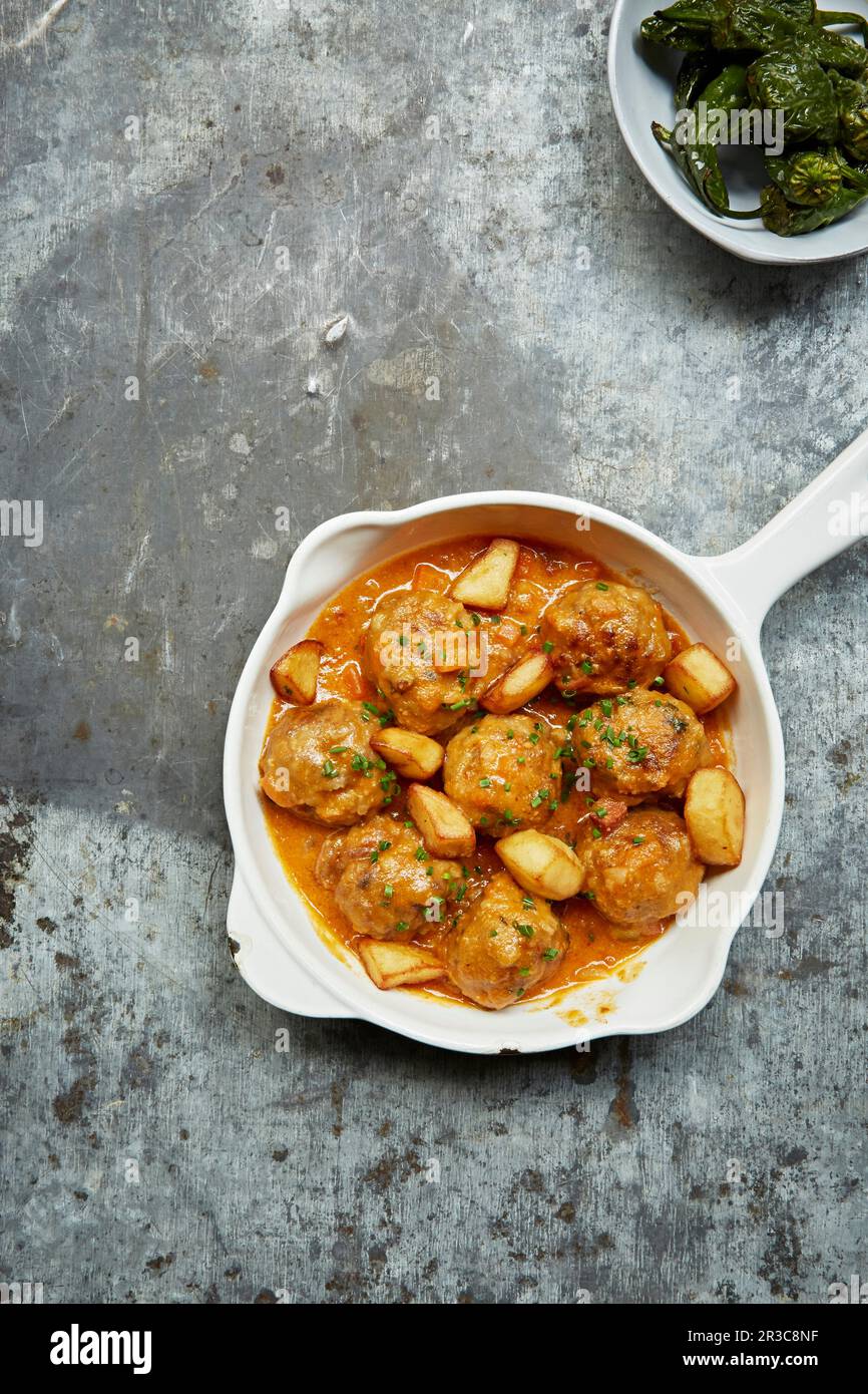 Fleischbällchen in Tomatensauce gekocht Stockfoto