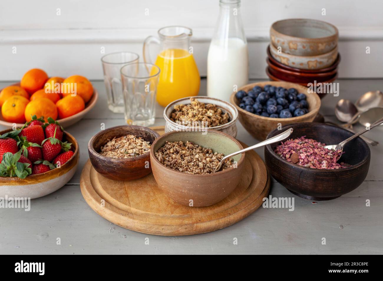 Zutaten für ein gesundes Frühstück mit Müsli und Obst Stockfoto