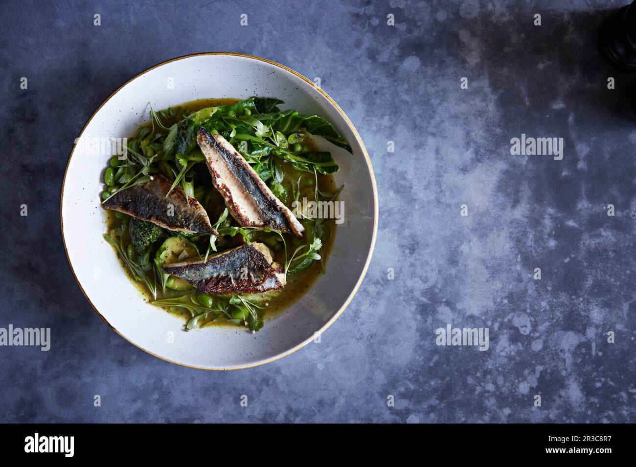 Makrelenfilets auf gemischtem Blattgemüse Stockfoto