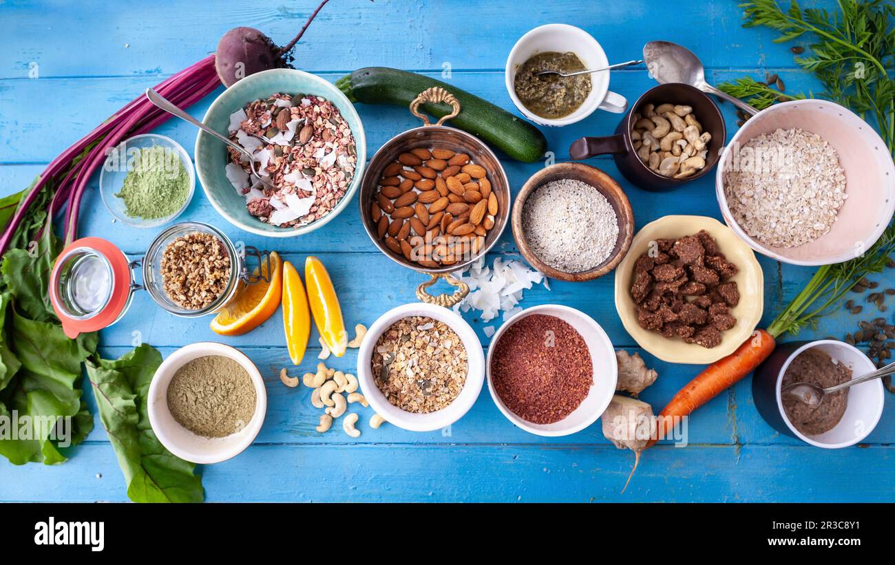 Schüssel mit kaltem Müsli, Nüssen, Milch und Apfel Stockfoto