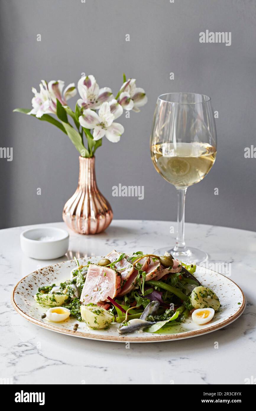 Salat mit Thunfischsteak und gekochtem Ei Stockfoto