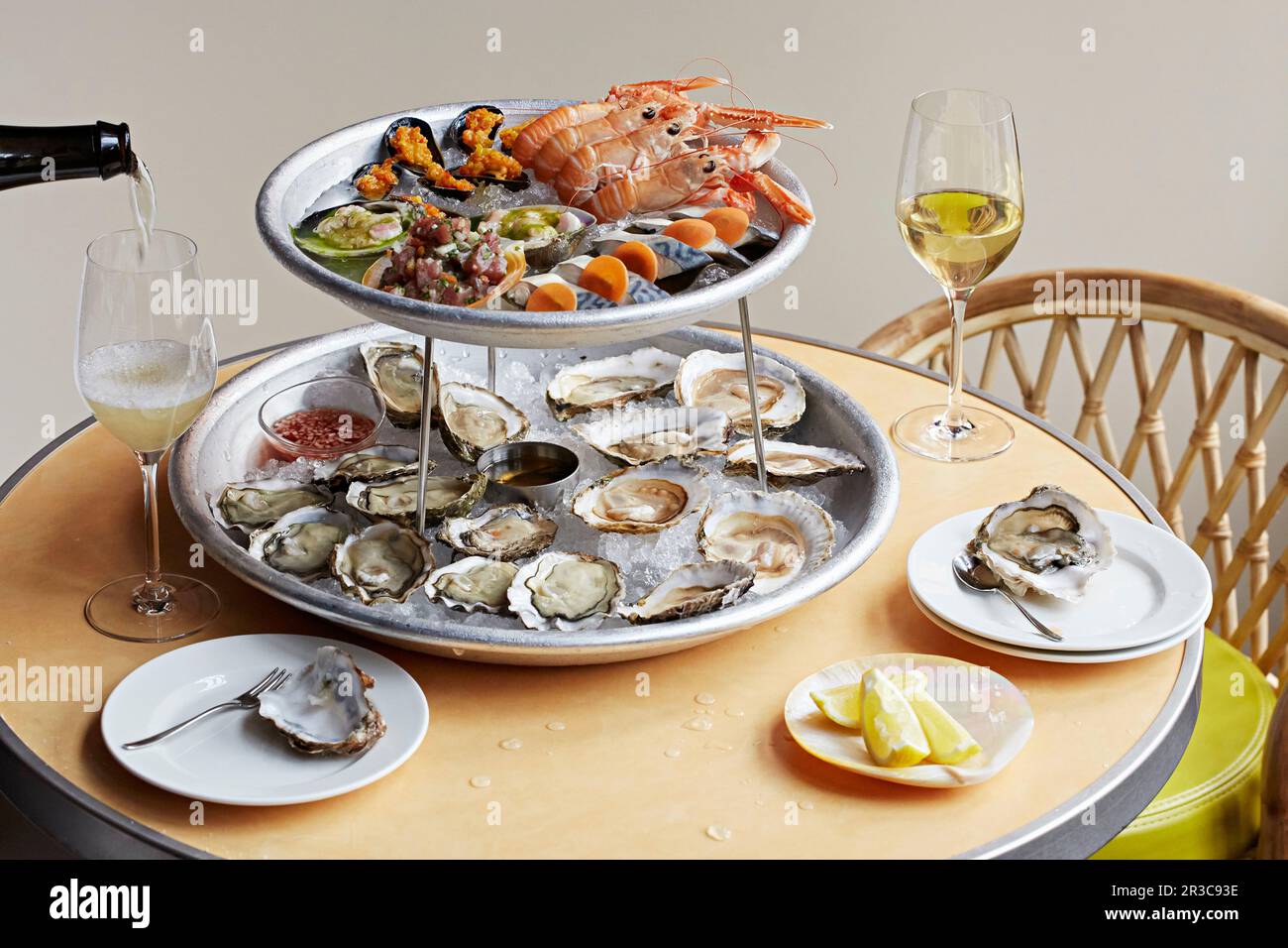 Geteilte Meeresfrüchte-Teller mit Weißwein Stockfoto