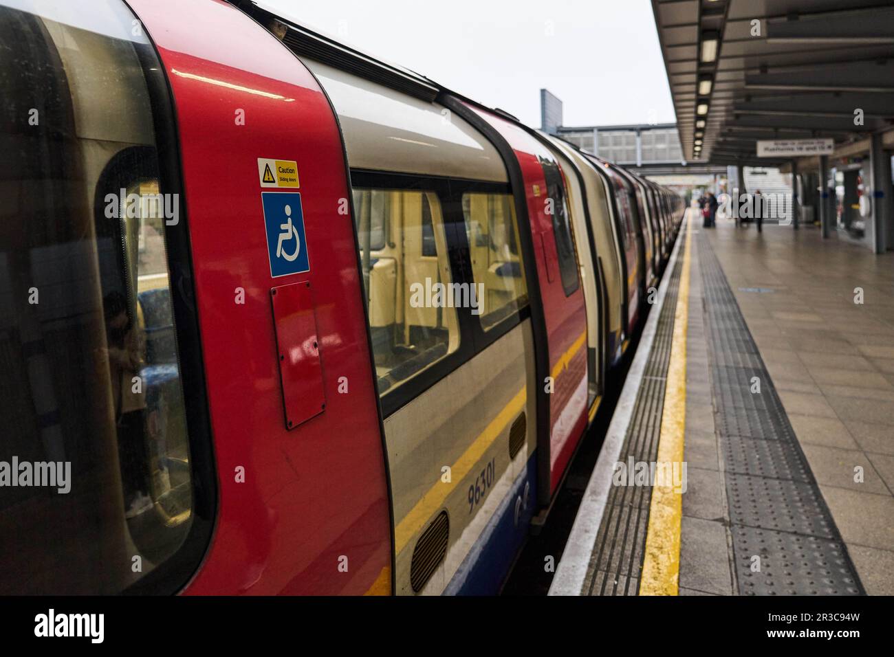 Nahaufnahme einer Londoner U-Bahn-Tür mit einem barrierefreien Rollstuhlschild Stockfoto