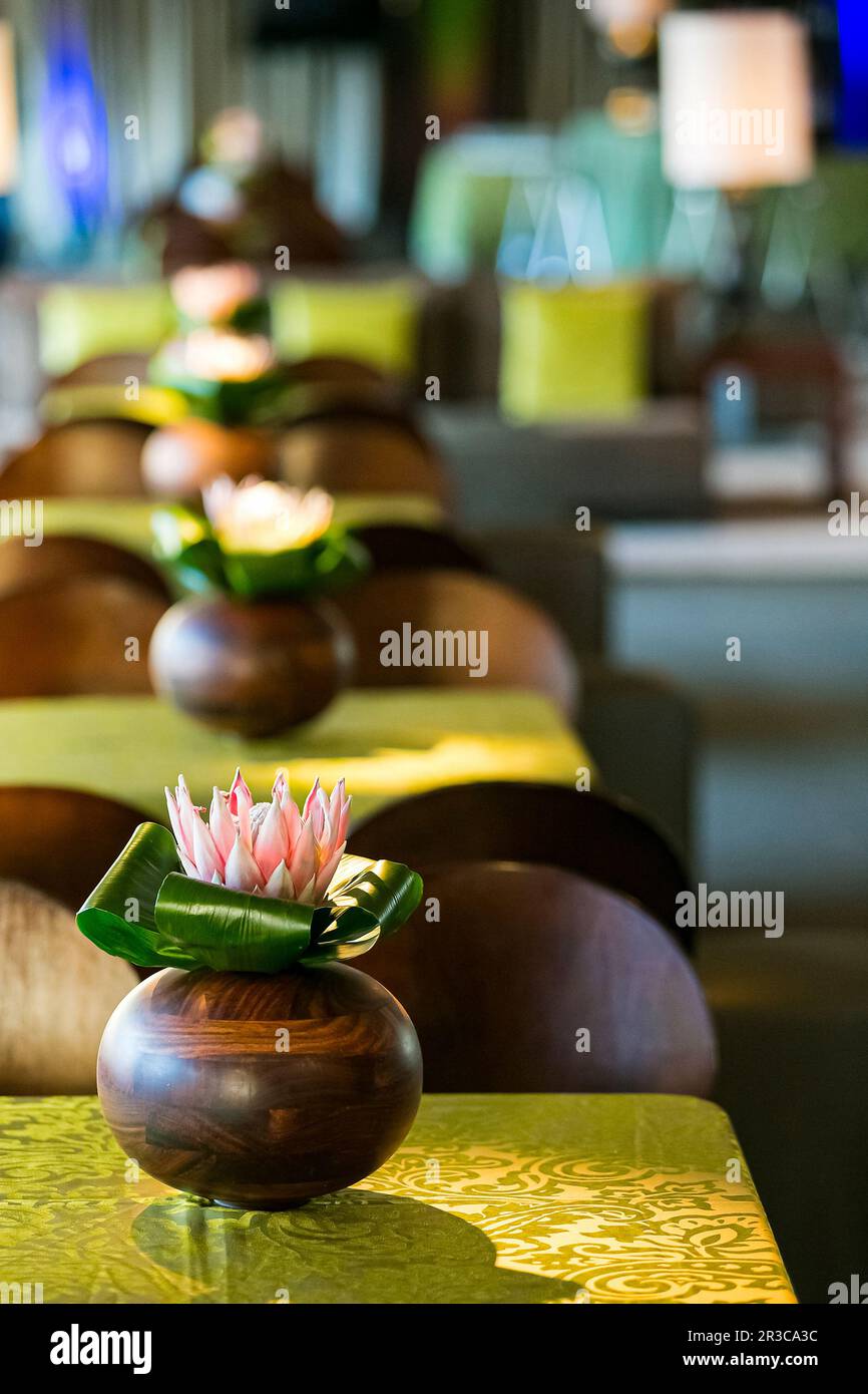 Blumentischanordnung bei einer Unternehmensfeier Stockfoto