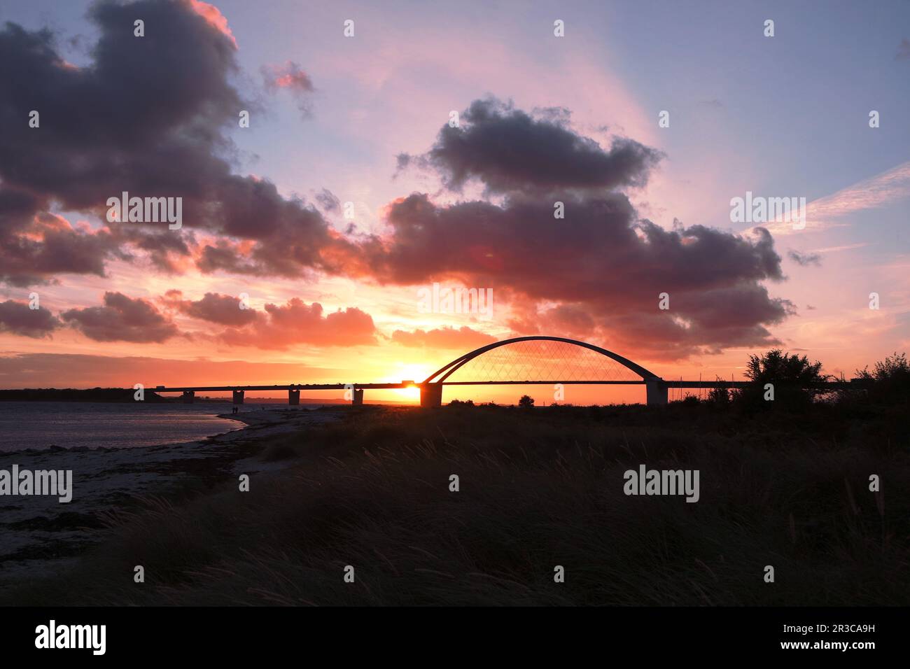 Fehmarnsund-Brücke im Sonnenuntergang Stockfoto