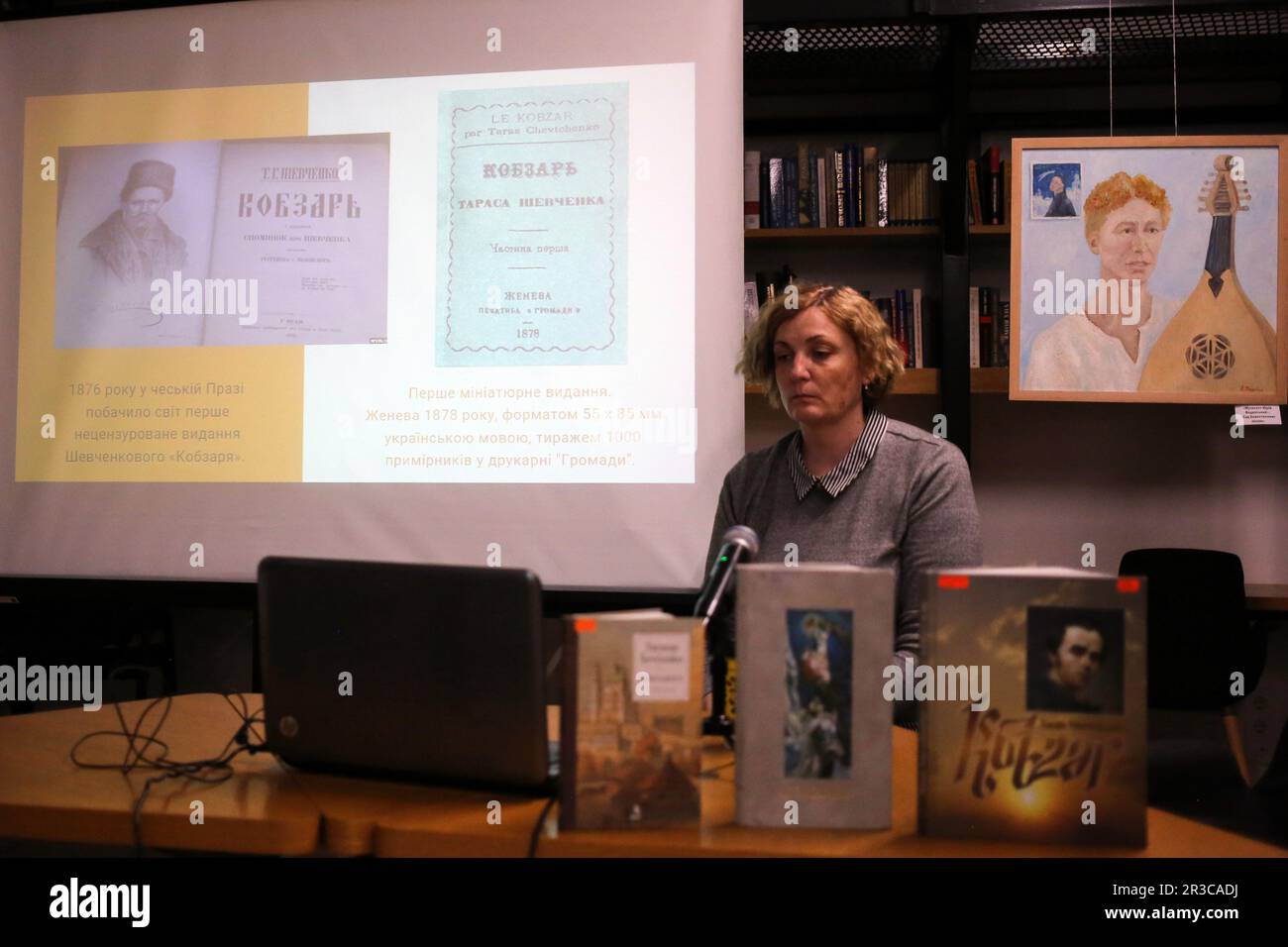 Nechitalyuk Irina Associate Professor der Abteilung für ukrainische Literatur der ONU, benannt nach I.I. Mechnikow wird in der Odessa Regional Universal Scientific Library als Vorleser gesehen. M. S. Grushevsky die Wiederbeerdigung von Taras Schewtschenko fand am 22. Mai 1861 auf dem Tschernechaya-Hügel in Kanev statt. Um an den berühmten ukrainischen Dichter Taras Schewtschenko in der Odessa Regional Universal Scientific Library zu erinnern. M. S. Grushevsky die traditionellen Schewtschenko-Vorlesungen fanden statt. Kadetten der Odessa State University of Internal Affairs und Studenten der Odessa Mechnikov National University lasen die des Schriftstellers Stockfoto