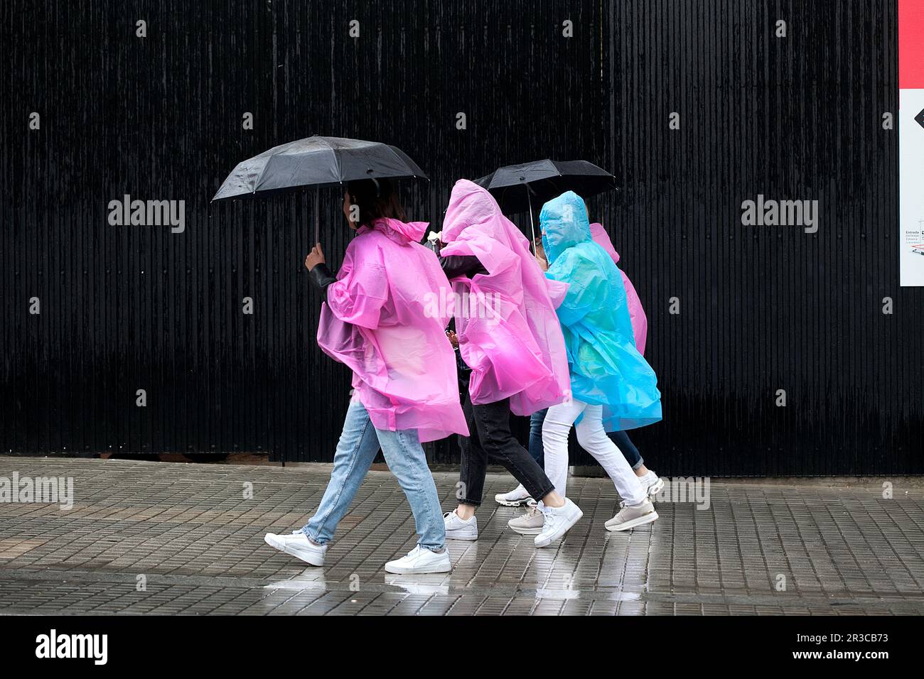 Touristen im strömenden Regen, Barcelona, Spanien. Stockfoto