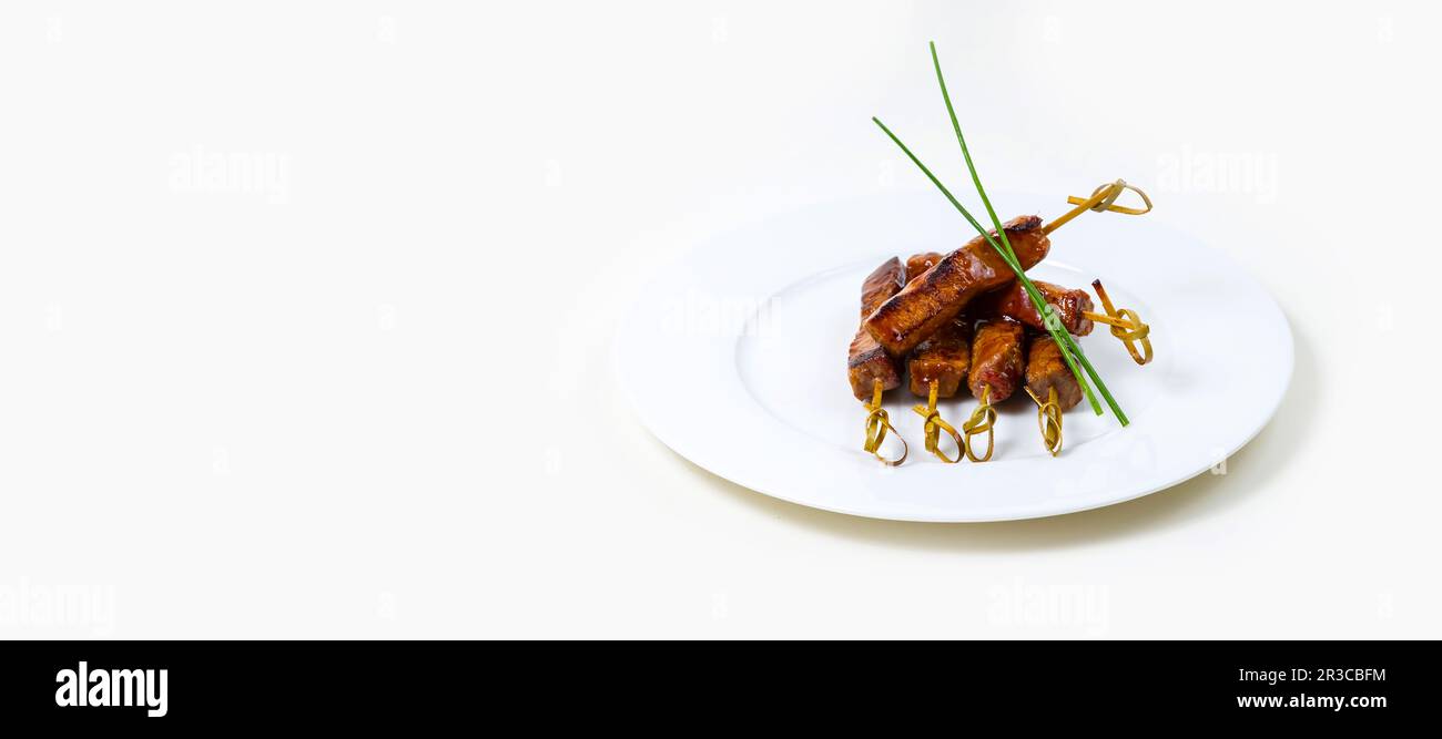 Rindfleisch Döner auf einem weißen Teller auf weißem Hintergrund Stockfoto