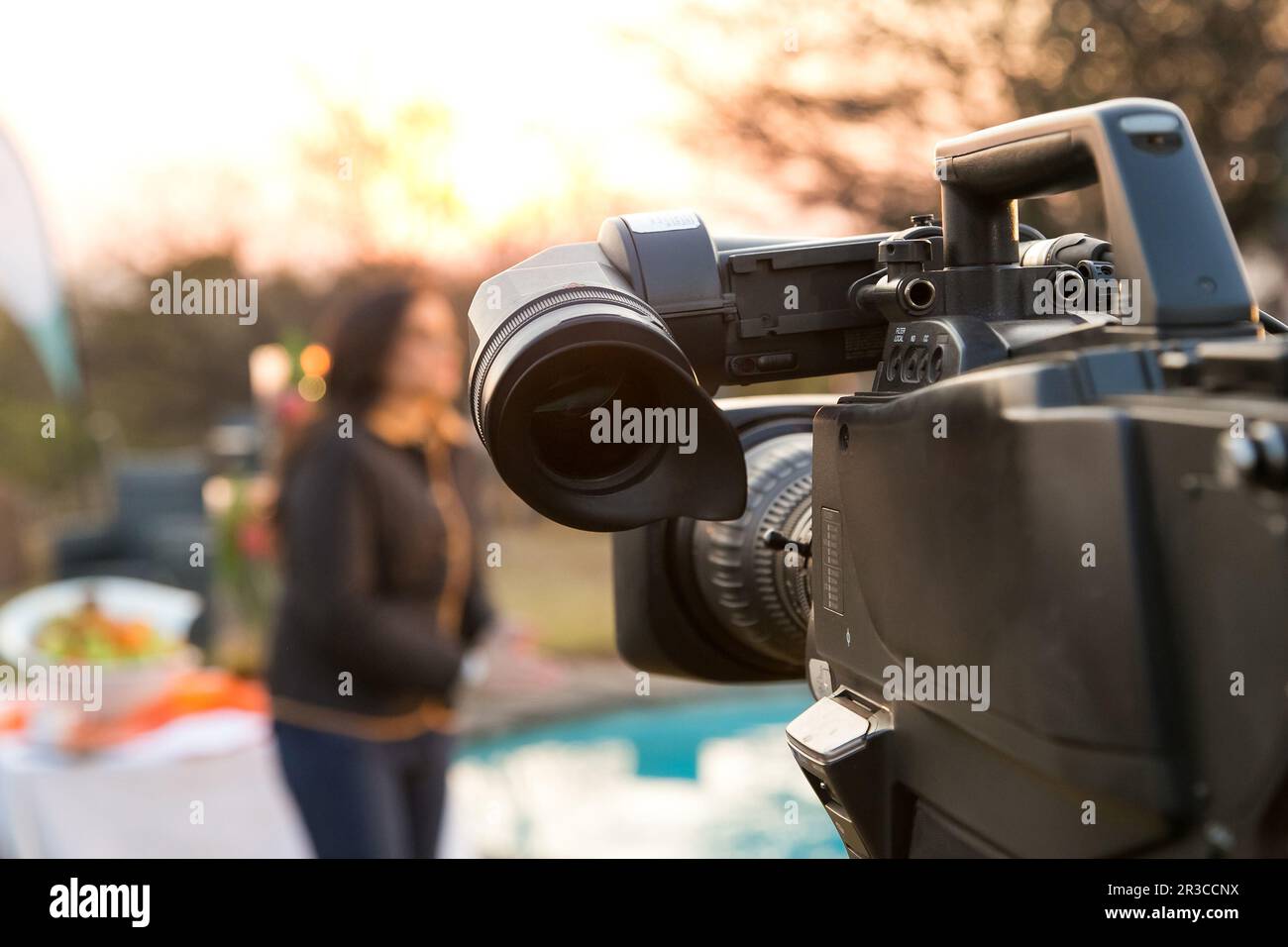 Fernsehkamera und Moderator einer Live-Nachrichtensendung vor Ort Stockfoto