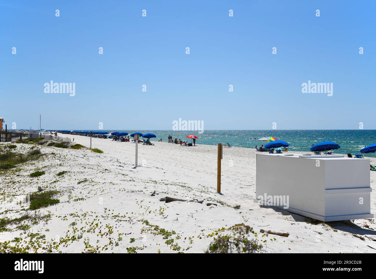 GULF SHORES, AL / USA - 3. Mai 2023: Die Bewohner des Gulf Shores Beach am Golf von Mexiko genießen einen wunderschönen sonnigen Tag Stockfoto