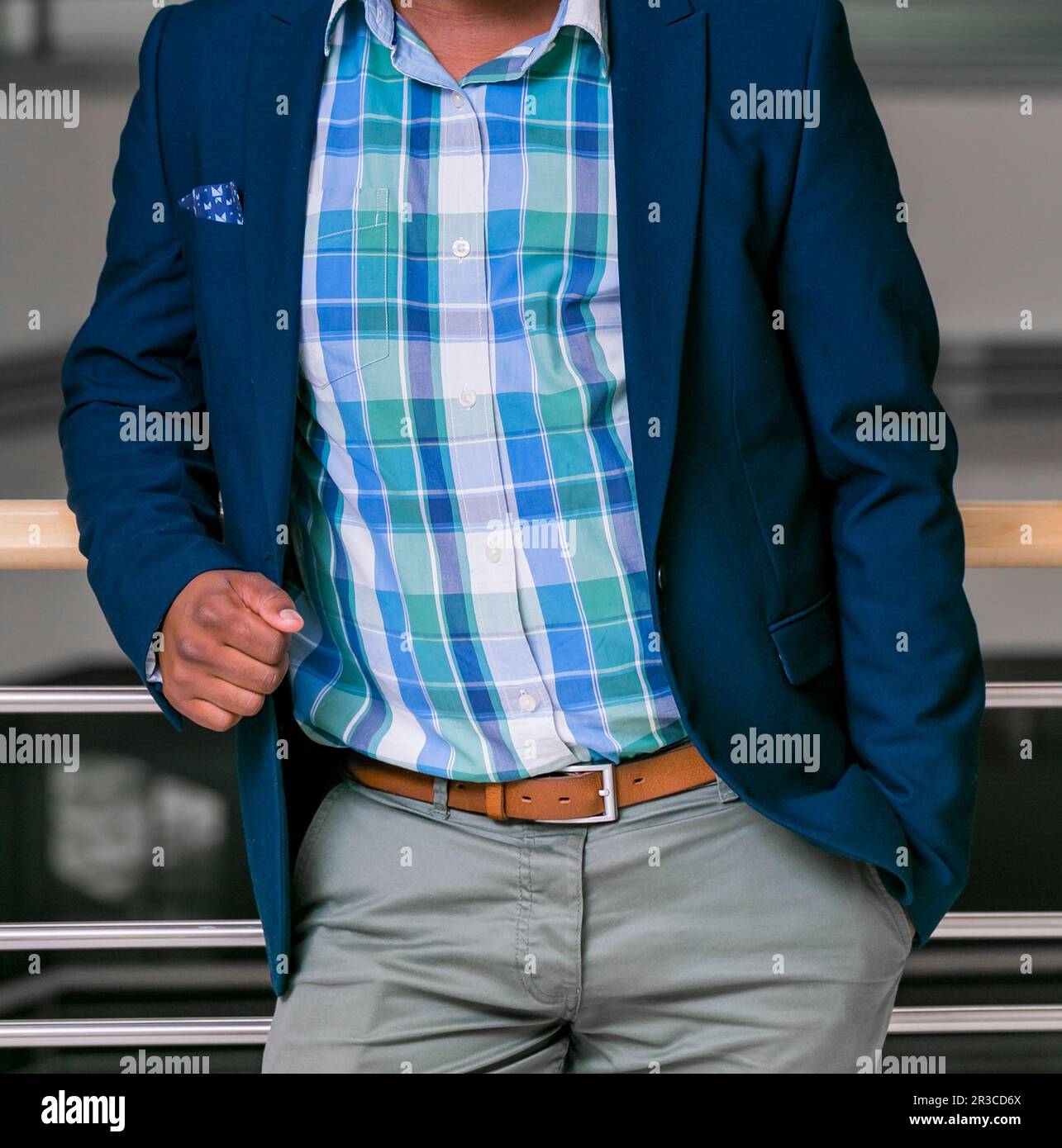 Verkürzter Mann im eleganten Anzug mit einer Hand in der Tasche Stockfoto