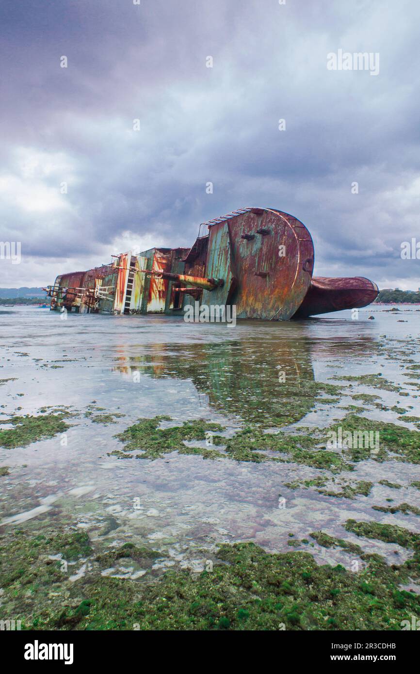 Ein ausländisches Schiff, das am Strand von Pangandaran wegen illegalem Fischen versenkt wurde Stockfoto