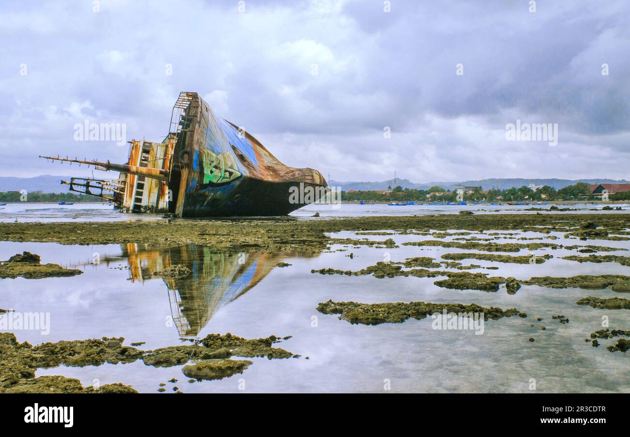 Ein ausländisches Schiff, das am Strand von Pangandaran wegen illegalem Fischen versenkt wurde Stockfoto