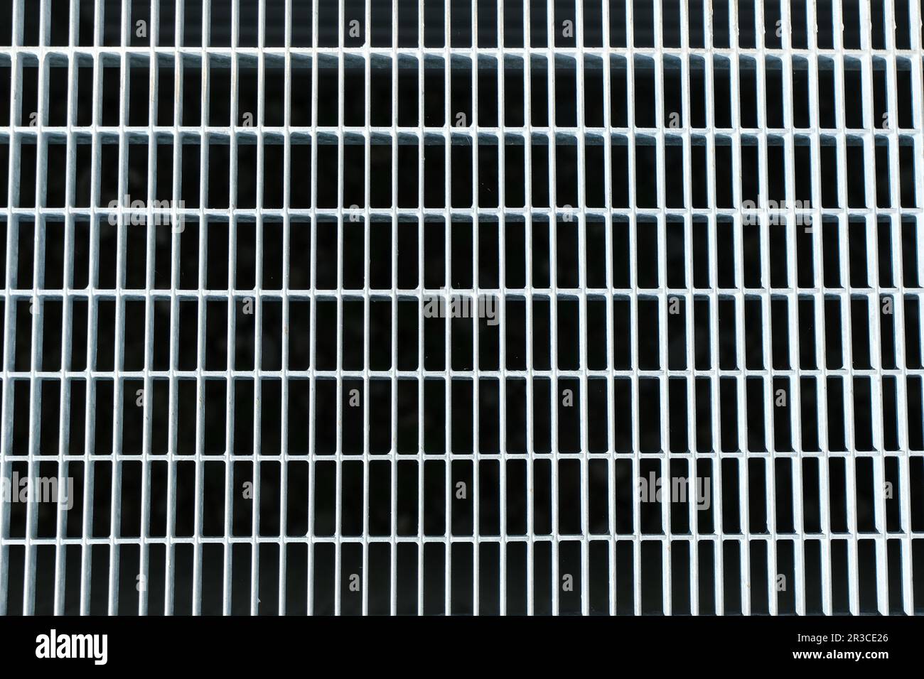 Ein Lüftungsschacht mit einem Gitternetzwerk, das den Luftstrom ermöglicht und gleichzeitig das Eindringen von Fremdkörpern verhindert, wodurch eine effiziente Luftzirkulation gewährleistet wird. Stockfoto