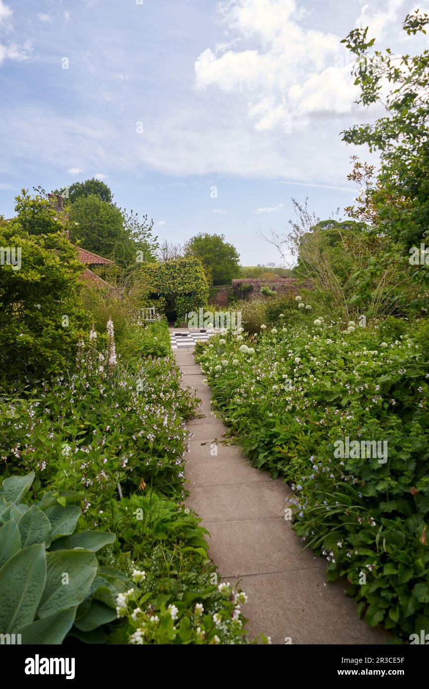 Blumengrenze in einem englischen elisabethanischen ummauerten Garten Stockfoto