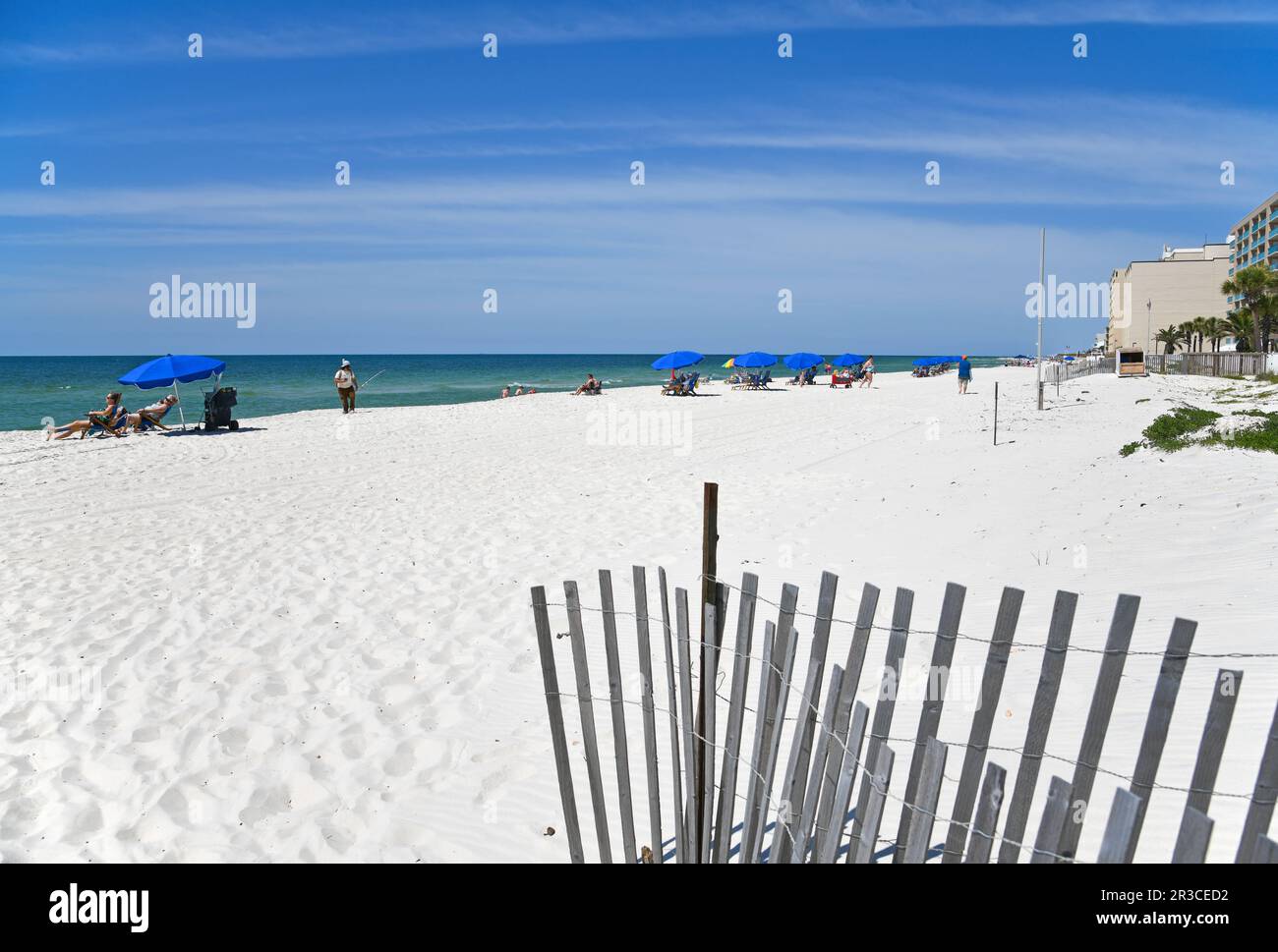 GULF SHORES, AL / USA - 2. Mai 2023: Die Bewohner des Gulf Shores Beach am Golf von Mexiko genießen einen wunderschönen sonnigen Tag Stockfoto