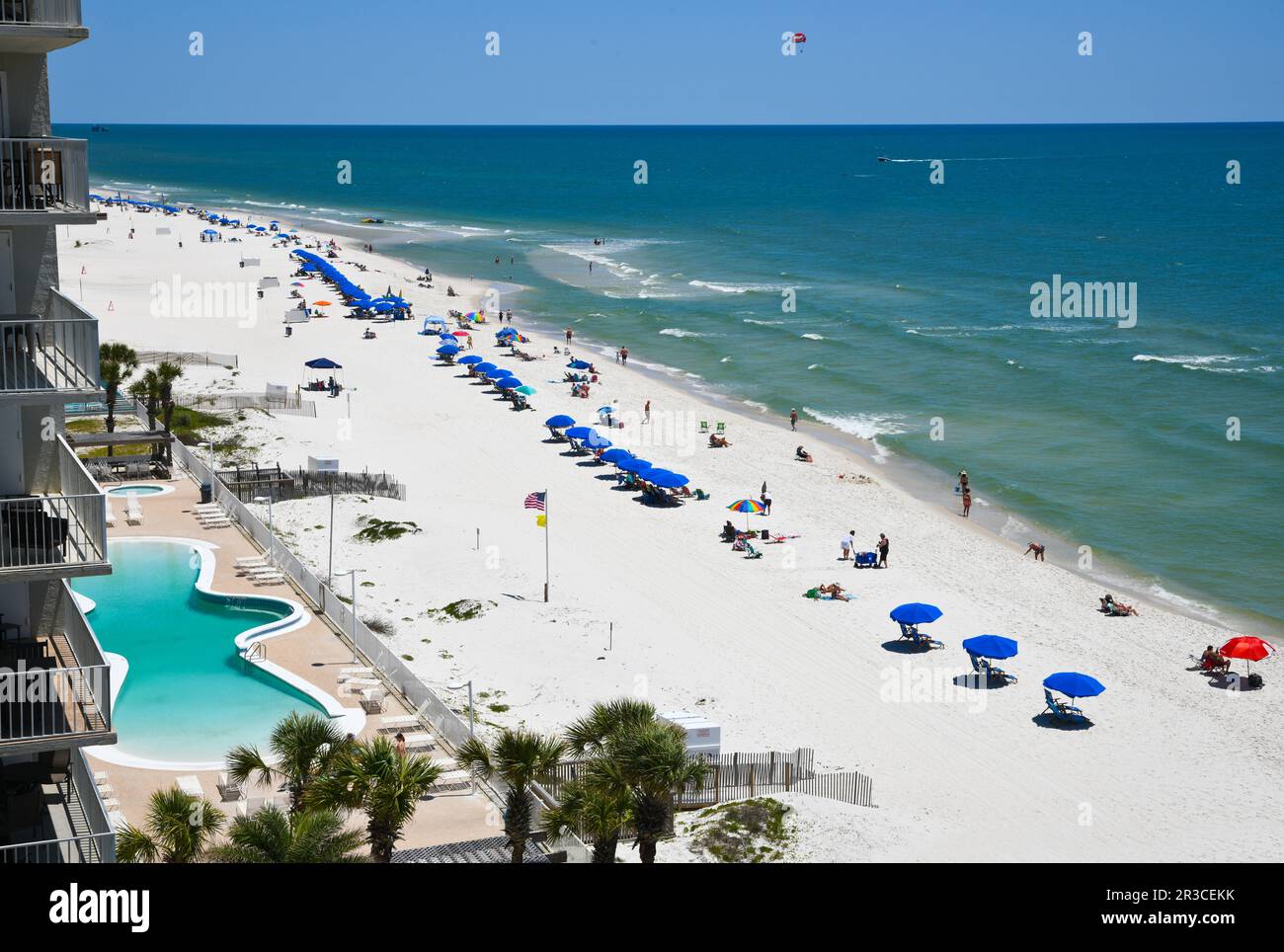 GULF SHORES, AL / USA - 2. Mai 2023: Die Bewohner des Gulf Shores Beach am Golf von Mexiko genießen einen wunderschönen sonnigen Tag Stockfoto