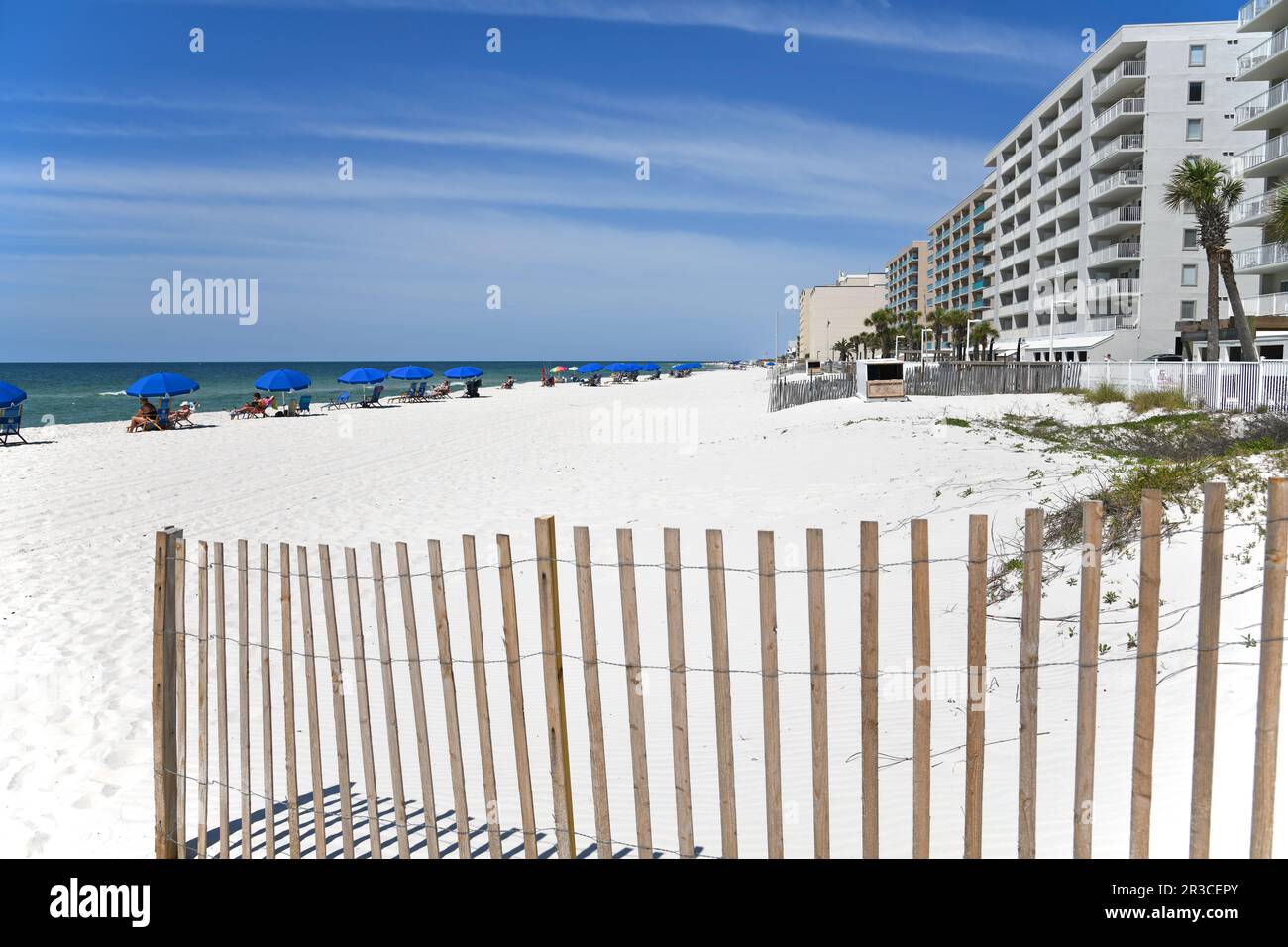 GULF SHORES, AL / USA - 3. Mai 2023: Die Bewohner des Gulf Shores Beach am Golf von Mexiko genießen einen wunderschönen sonnigen Tag Stockfoto