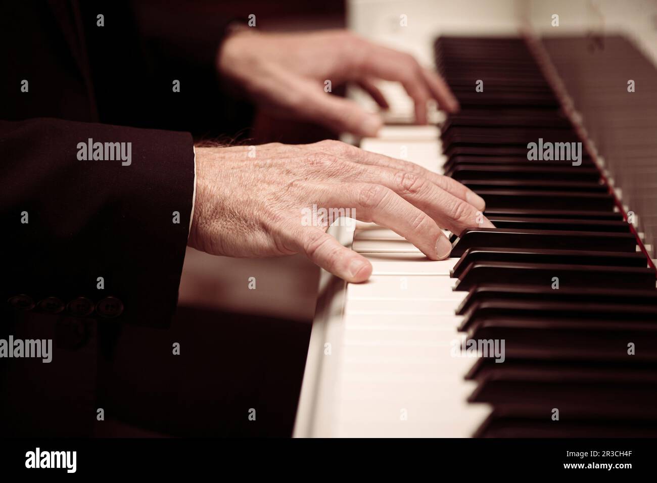 Ein weißer Mann, der Klavier spielt Stockfoto