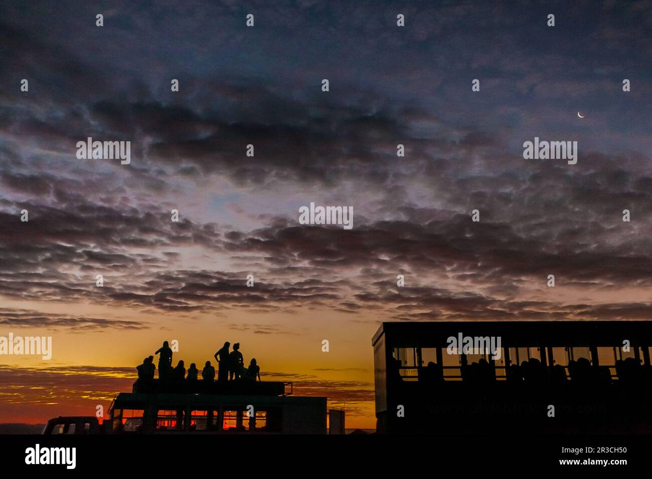 Silhouette, Leute, die einen Sonnenuntergang beobachten Stockfoto