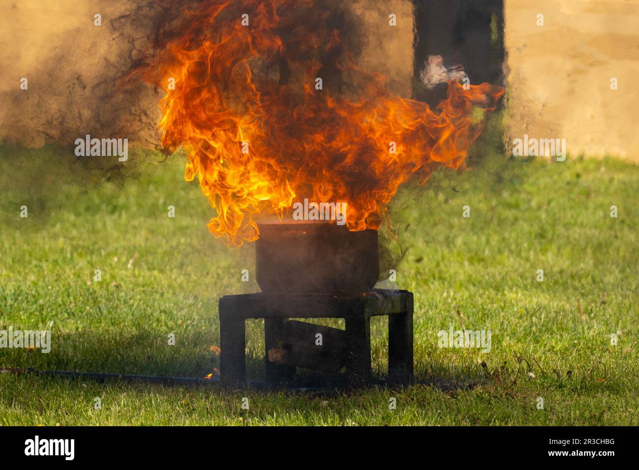 Demonstration eines Küchenbrandes am Feuerwehrtag Stockfoto