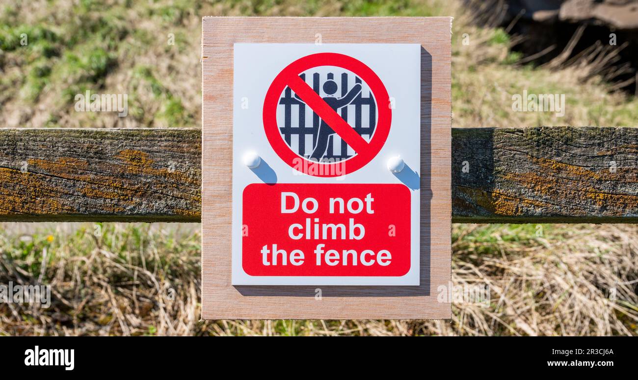 Klettern Sie nicht auf das Zaunschild in ländlicher Umgebung Stockfoto