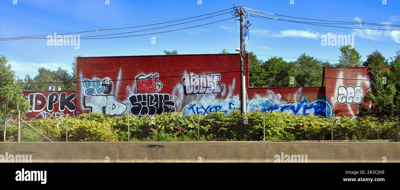 Ein verlassenes Gebäude entlang der Autobahn Stockfoto Ein verlassenes Gebäude entlang der Autobahn Stockfoto