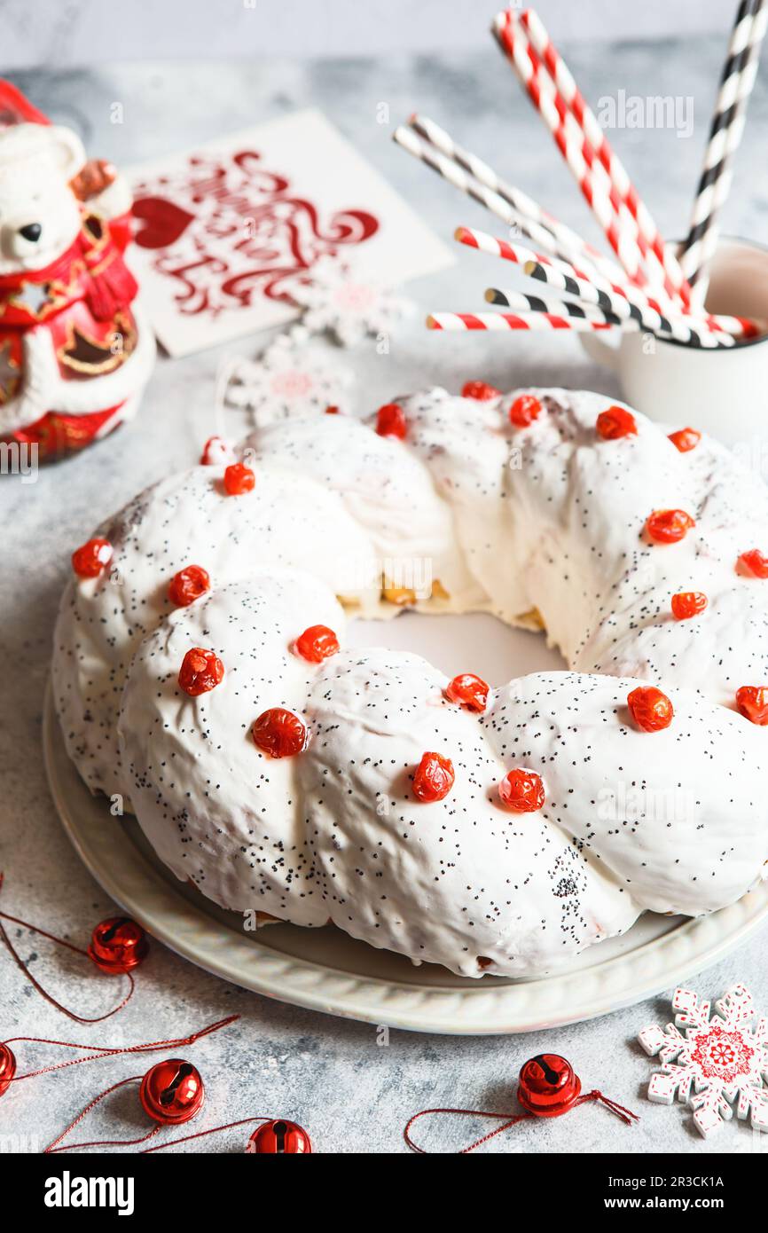 Weihnachtskuchen mit Früchten und Nüssen. Obstkuchen. Weihnachtsbacken. Vorbereitungen für den Feiertag. Chr Stockfoto