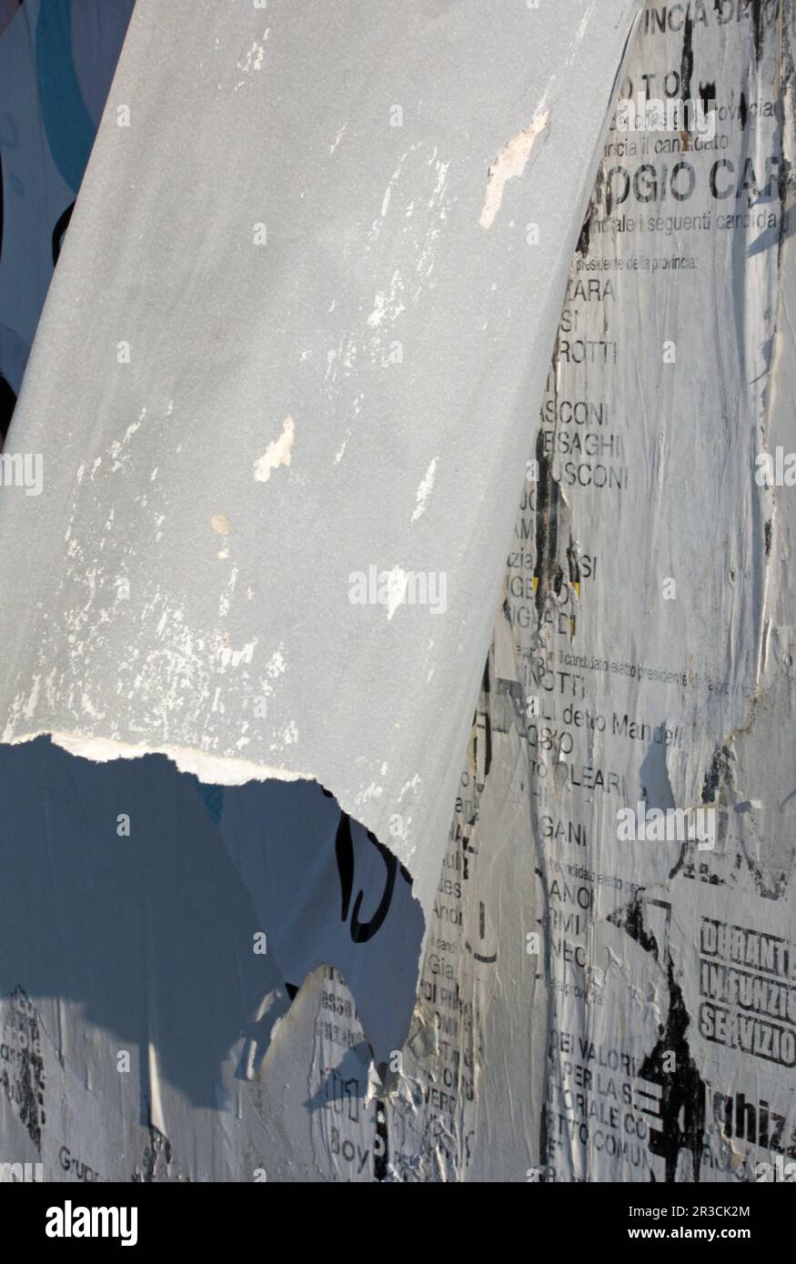 Alte, zerrissene Papierschichten an der Wand Stockfoto
