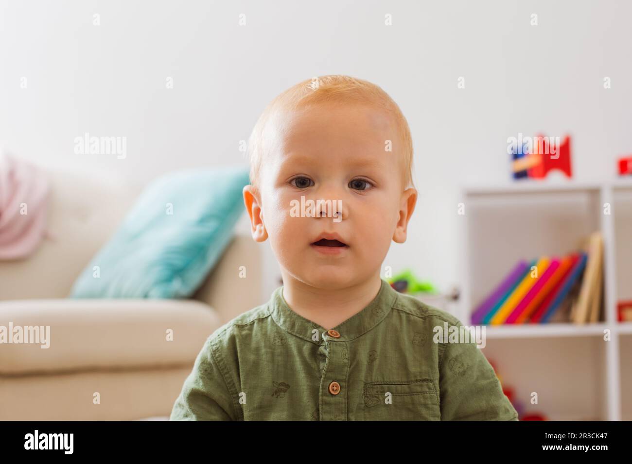 Der Kleinkind Junge Blick auf Kamera überrascht Stockfoto