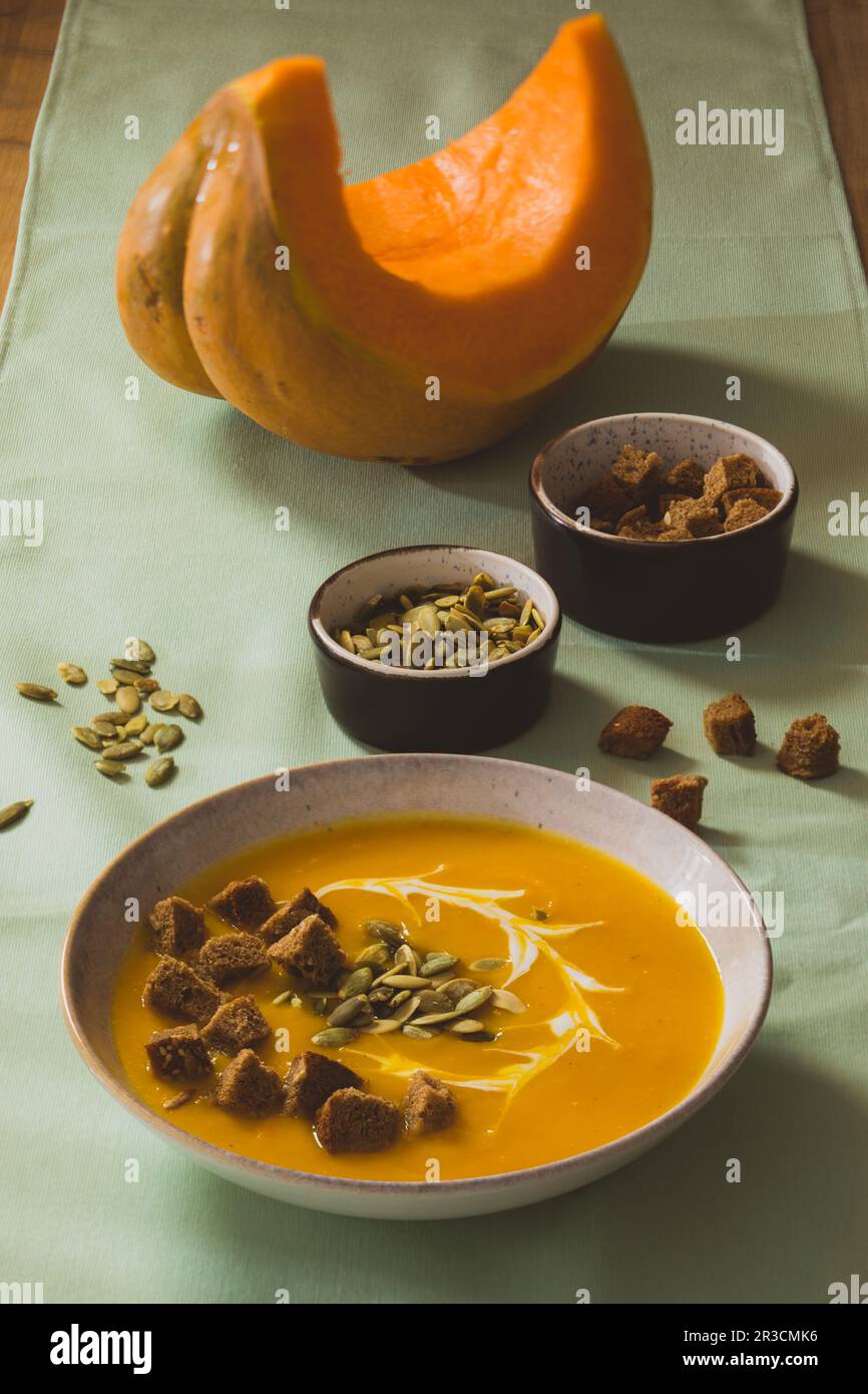 Kochen schmackhafte Gerichte aus selbst angebautem Bio-Gemüse Stockfoto