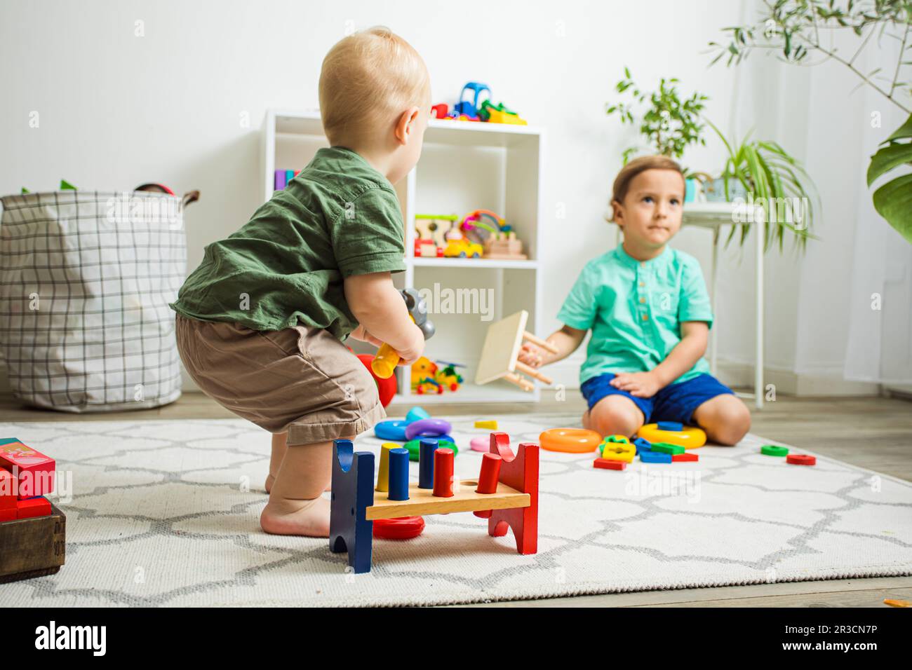 Lasst uns gemeinsam spielen. Beziehung zwischen zwei Brüdern Stockfoto