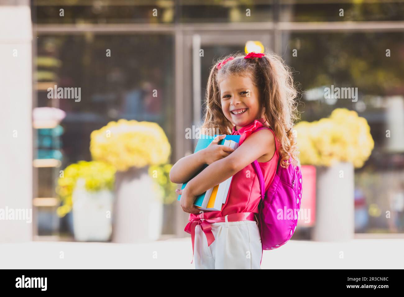 Fühlen Sie sich glücklich und selbstbewusst gehen zur Schule für eine erste Zeit Stockfoto