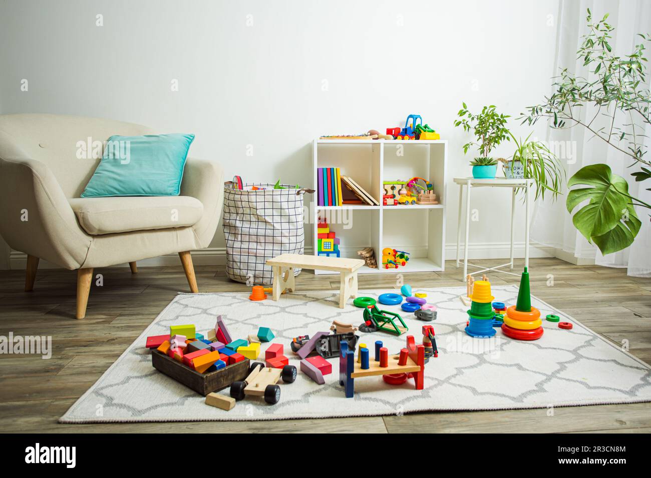 Inneneinrichtung des Kindertagesraums in hellen Naturfarben Stockfoto