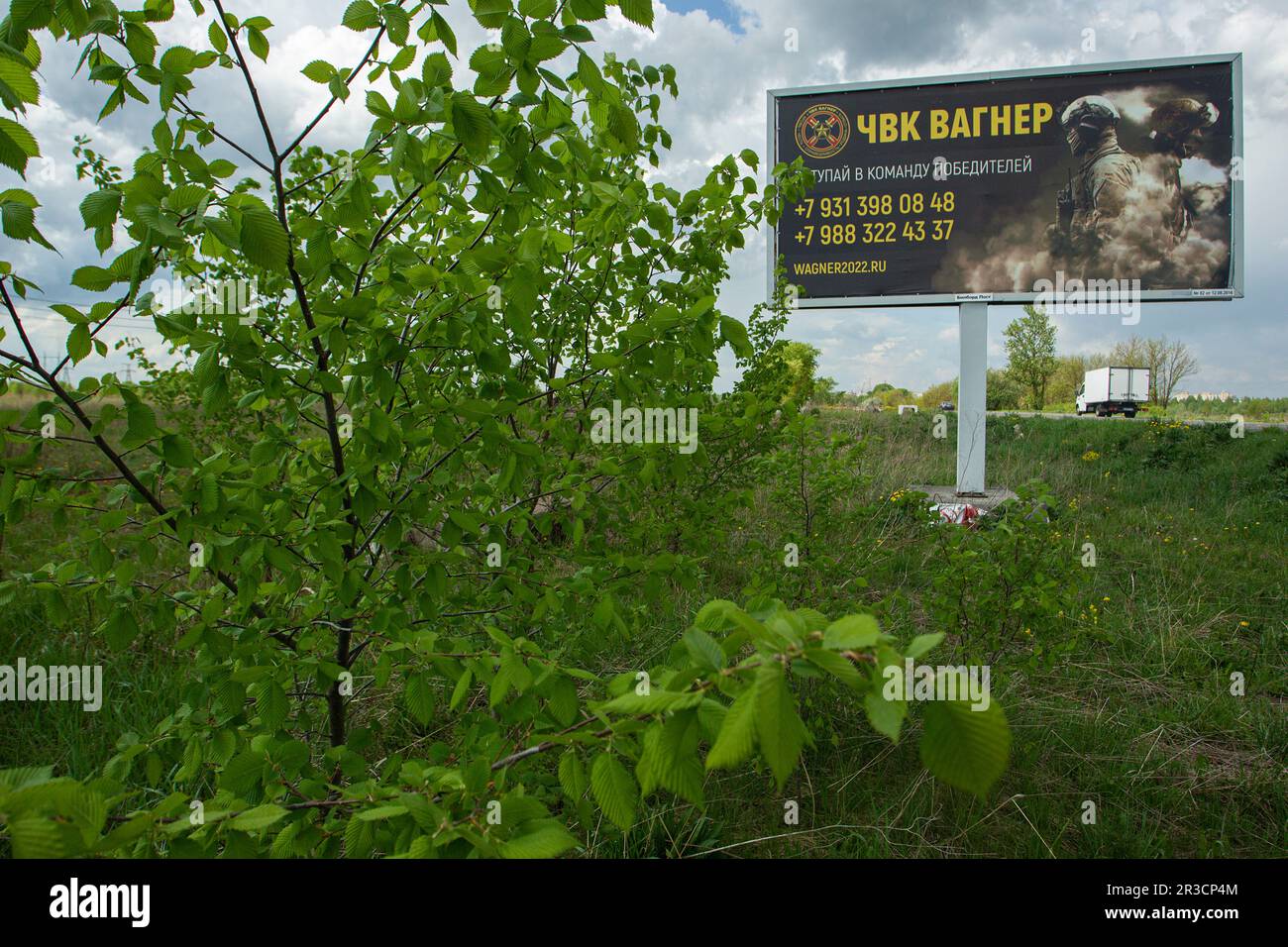 Eine Reklametafel mit russischen Soldaten und eine Werbung für eine private Militärfirma, PMC Wagner, mit der Aufschrift „Join the winning Team“. Am 20. Mai 2023 erklärte der Gründer einer privaten Militärgesellschaft, Yevgeny Prigozhin, dass die PMC Wagner Group die Stadt Bakhmut vollständig unter ihre Kontrolle genommen habe. Stockfoto